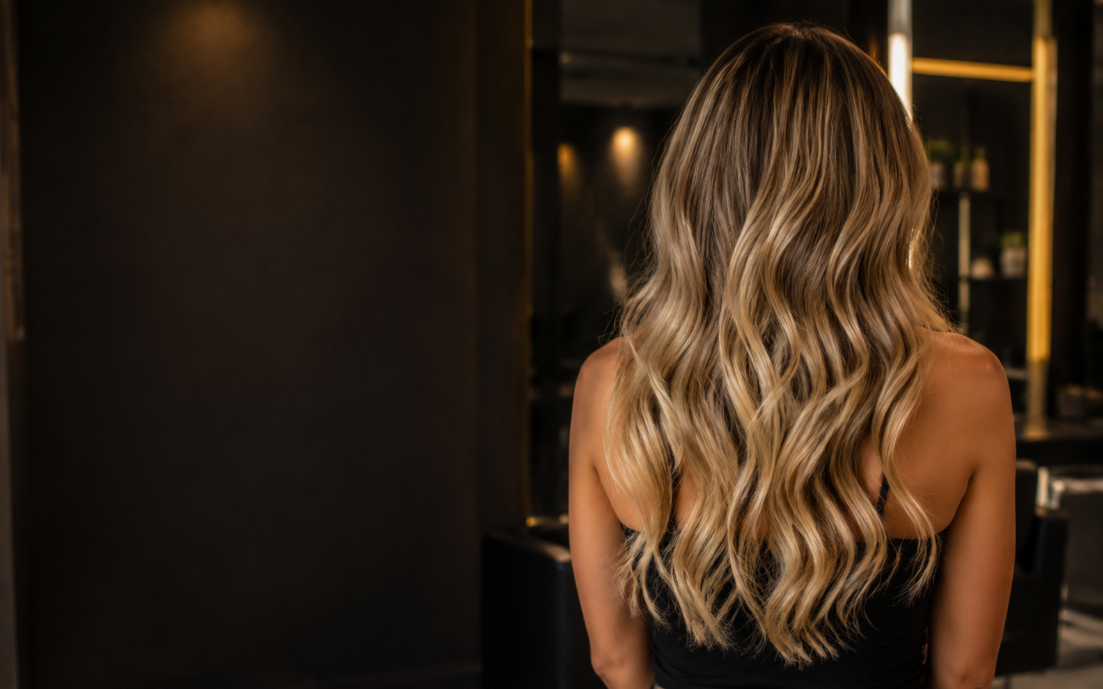 Cabelo loiro iluminado e ondulado
